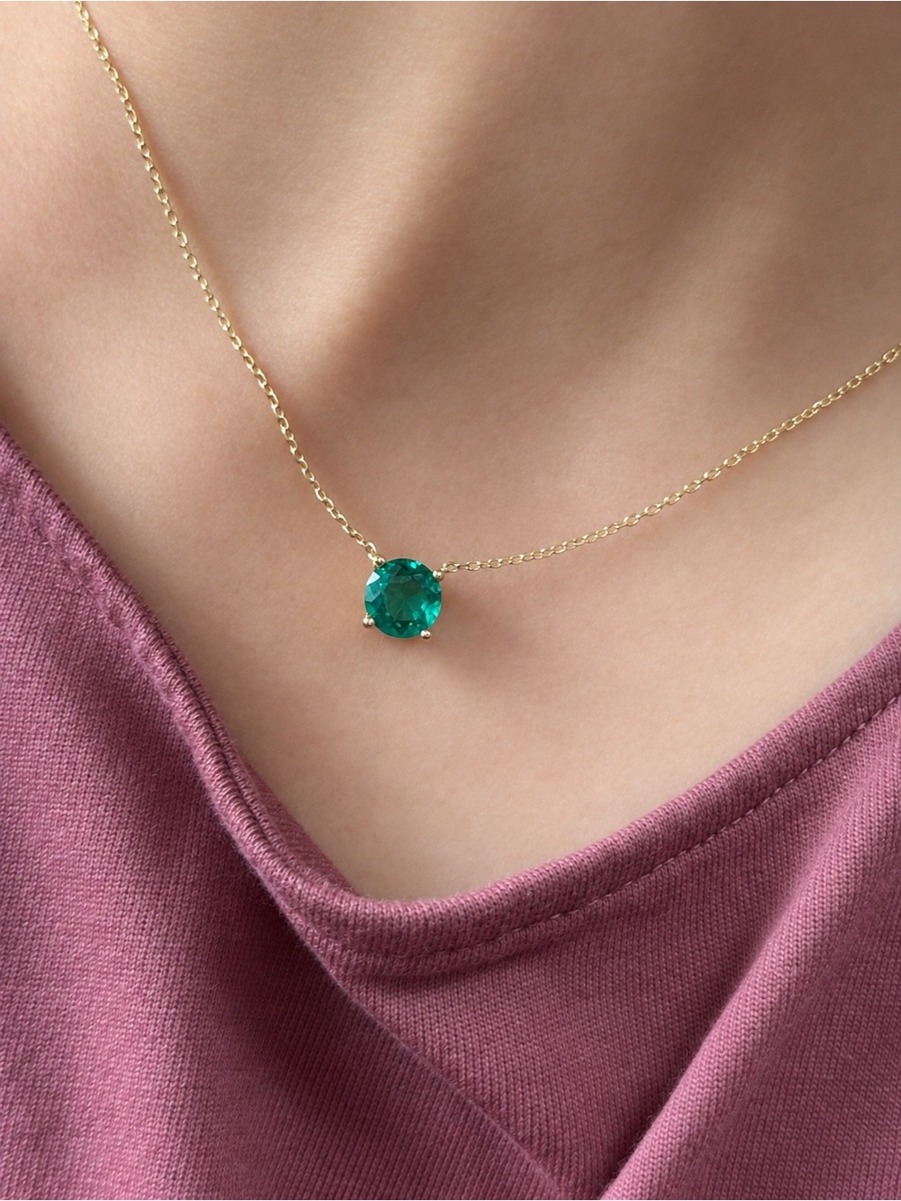 Delicate Gold Necklace with Emerald Green Gemstone